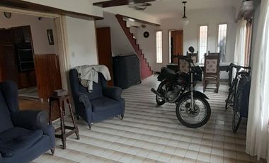 VENTA CHALET PARQUE LURO!  OCHO AMBIENTES MAS COCHERA-- 