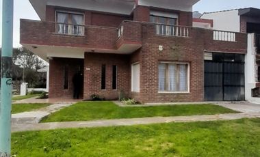 VENTA CHALET PARQUE LURO!  OCHO AMBIENTES MAS COCHERA-- 