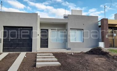 CASA A ESTRENAR, CON PILETA, FRENTE AL SEMINARIO