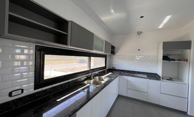 Casa en Venta en San Sebastian Tres Dormitorios CON Vista AL Jardin!!!