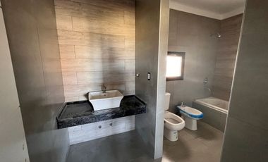 Casa en Venta en San Sebastian Tres Dormitorios CON Vista AL Jardin!!!