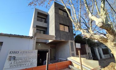 DEPARTAMENTO MONOAMBIENTE EN PB DTO D CON PATIO Y COCHERA, LOMAS DE ZAMORA.