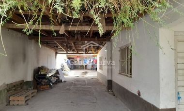 Casa con local comercial