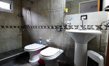 VENDO CASA 3 DORMITORIOS, GARAJE, PISCINA Y QUINCHO