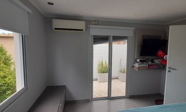 VENTA - CASA EN DOS PLANTAS 3 HABITACIONES - ZONA DON BOSCO Y GOBERNADOR CRESPO