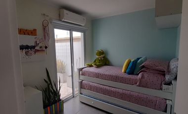 VENTA - CASA EN DOS PLANTAS 3 HABITACIONES - ZONA DON BOSCO Y GOBERNADOR CRESPO