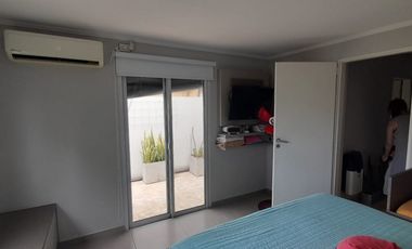 VENTA - CASA EN DOS PLANTAS 3 HABITACIONES - ZONA DON BOSCO Y GOBERNADOR CRESPO