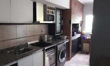 VENTA - CASA EN DOS PLANTAS 3 HABITACIONES - ZONA DON BOSCO Y GOBERNADOR CRESPO