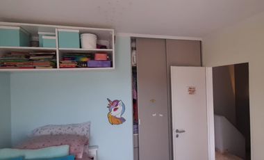 VENTA - CASA EN DOS PLANTAS 3 HABITACIONES - ZONA DON BOSCO Y GOBERNADOR CRESPO