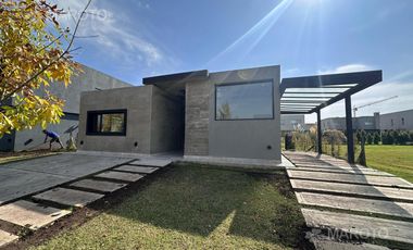CASA EN VENTA EN BARRIO PUERTOS DEL LAGO ARAUCARIAS - MAROTO PROPIEDADES