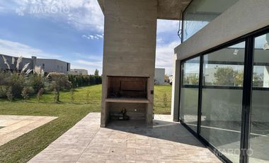 CASA EN VENTA EN BARRIO PUERTOS DEL LAGO ARAUCARIAS - MAROTO PROPIEDADES