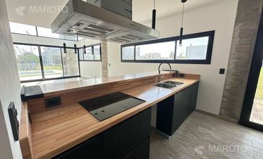 CASA EN VENTA EN BARRIO PUERTOS DEL LAGO ARAUCARIAS - MAROTO PROPIEDADES