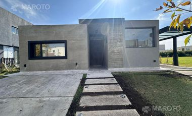 CASA EN VENTA EN BARRIO PUERTOS DEL LAGO ARAUCARIAS - MAROTO PROPIEDADES