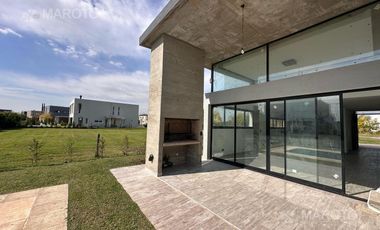 CASA EN VENTA EN BARRIO PUERTOS DEL LAGO ARAUCARIAS - MAROTO PROPIEDADES