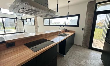 CASA EN VENTA EN BARRIO PUERTOS DEL LAGO ARAUCARIAS - MAROTO PROPIEDADES