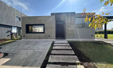 CASA EN VENTA EN BARRIO PUERTOS DEL LAGO ARAUCARIAS - MAROTO PROPIEDADES
