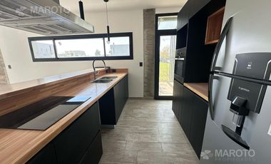 CASA EN VENTA EN BARRIO PUERTOS DEL LAGO ARAUCARIAS - MAROTO PROPIEDADES