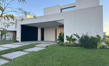 Casa en alquiler en el Barrio Costas, al lago  - Puertos / Escobar