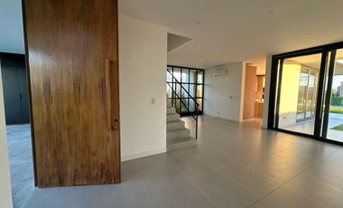 Casa en alquiler en el Barrio Costas, al lago  - Puertos / Escobar