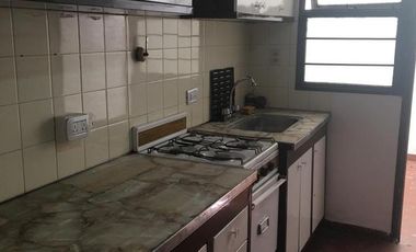 Depto. de 3 amb. c/patio y entrada de auto, próximo a Av. Alte Brown y a Estación Temperley