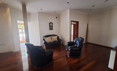 Casa en venta de tres dormitorios, quincho y cochera con depósito. Acebal.