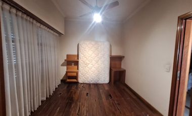 Casa en venta de tres dormitorios, quincho y cochera con depósito. Acebal.