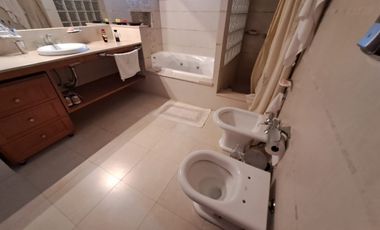 Casa en venta de tres dormitorios, quincho y cochera con depósito. Acebal.