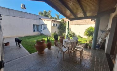 Casa en venta de tres dormitorios, quincho y cochera con depósito. Acebal.
