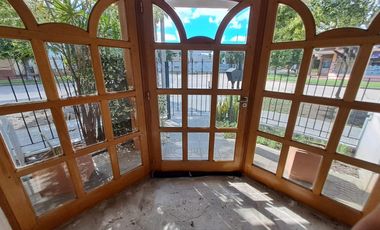 Casa en venta de tres dormitorios, quincho y cochera con depósito. Acebal.