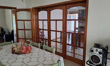 Casa en venta de tres dormitorios, quincho y cochera con depósito. Acebal.