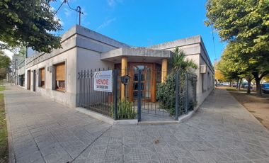 Casa en venta de tres dormitorios, quincho y cochera con depósito. Acebal.