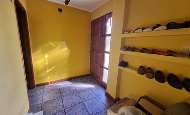 Casa en venta de tres dormitorios, quincho y cochera con depósito. Acebal.