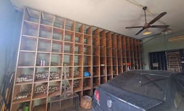 Casa en venta de tres dormitorios, quincho y cochera con depósito. Acebal.