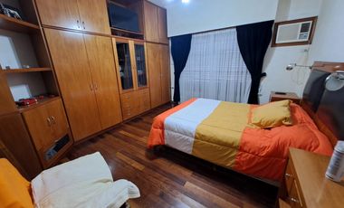 Casa en venta de tres dormitorios, quincho y cochera con depósito. Acebal.