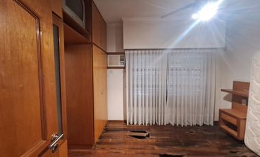 Casa en venta de tres dormitorios, quincho y cochera con depósito. Acebal.