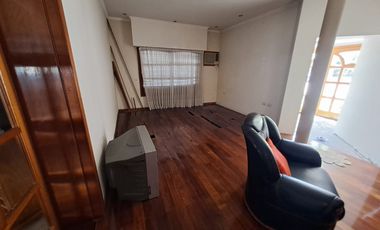 Casa en venta de tres dormitorios, quincho y cochera con depósito. Acebal.