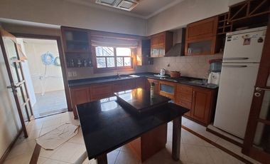 Casa en venta de tres dormitorios, quincho y cochera con depósito. Acebal.