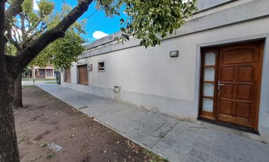 Casa en venta de tres dormitorios, quincho y cochera con depósito. Acebal.
