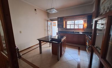 Casa en venta de tres dormitorios, quincho y cochera con depósito. Acebal.