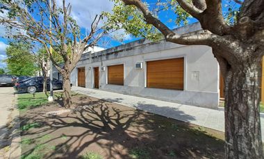 Casa en venta de tres dormitorios, quincho y cochera con depósito. Acebal.
