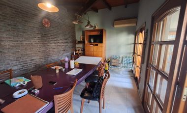 Casa en venta de tres dormitorios, quincho y cochera con depósito. Acebal.