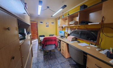 Casa en venta de tres dormitorios, quincho y cochera con depósito. Acebal.