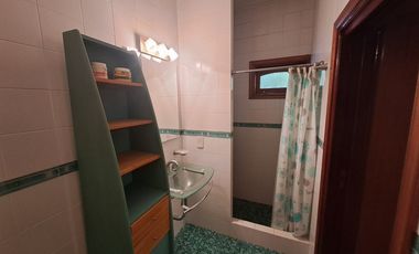 Casa en venta de tres dormitorios, quincho y cochera con depósito. Acebal.