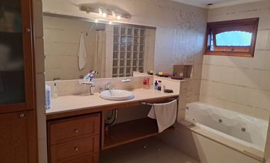 Casa en venta de tres dormitorios, quincho y cochera con depósito. Acebal.