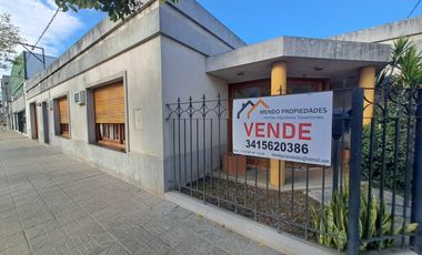 Casa en venta de tres dormitorios, quincho y cochera con depósito. Acebal.