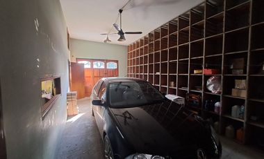 Casa en venta de tres dormitorios, quincho y cochera con depósito. Acebal.