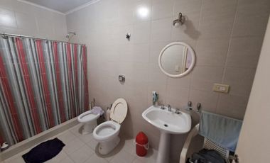 Casa en venta de tres dormitorios, quincho y cochera con depósito. Acebal.