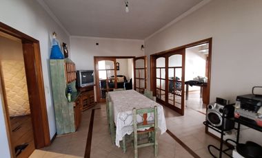 Casa en venta de tres dormitorios, quincho y cochera con depósito. Acebal.