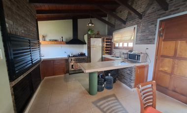 Casa en venta de tres dormitorios, quincho y cochera con depósito. Acebal.