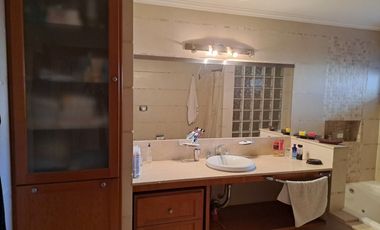 Casa en venta de tres dormitorios, quincho y cochera con depósito. Acebal.